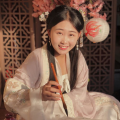 女生穿汉服玩自己,女生演绎传统服饰的时尚魅力